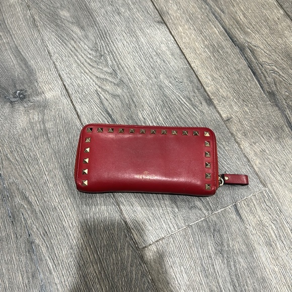 • VALENTINO GARAVANI • Calfskin Rockstud Zip Around Wallet Rosso Valentino Red - Picture 3 of 9